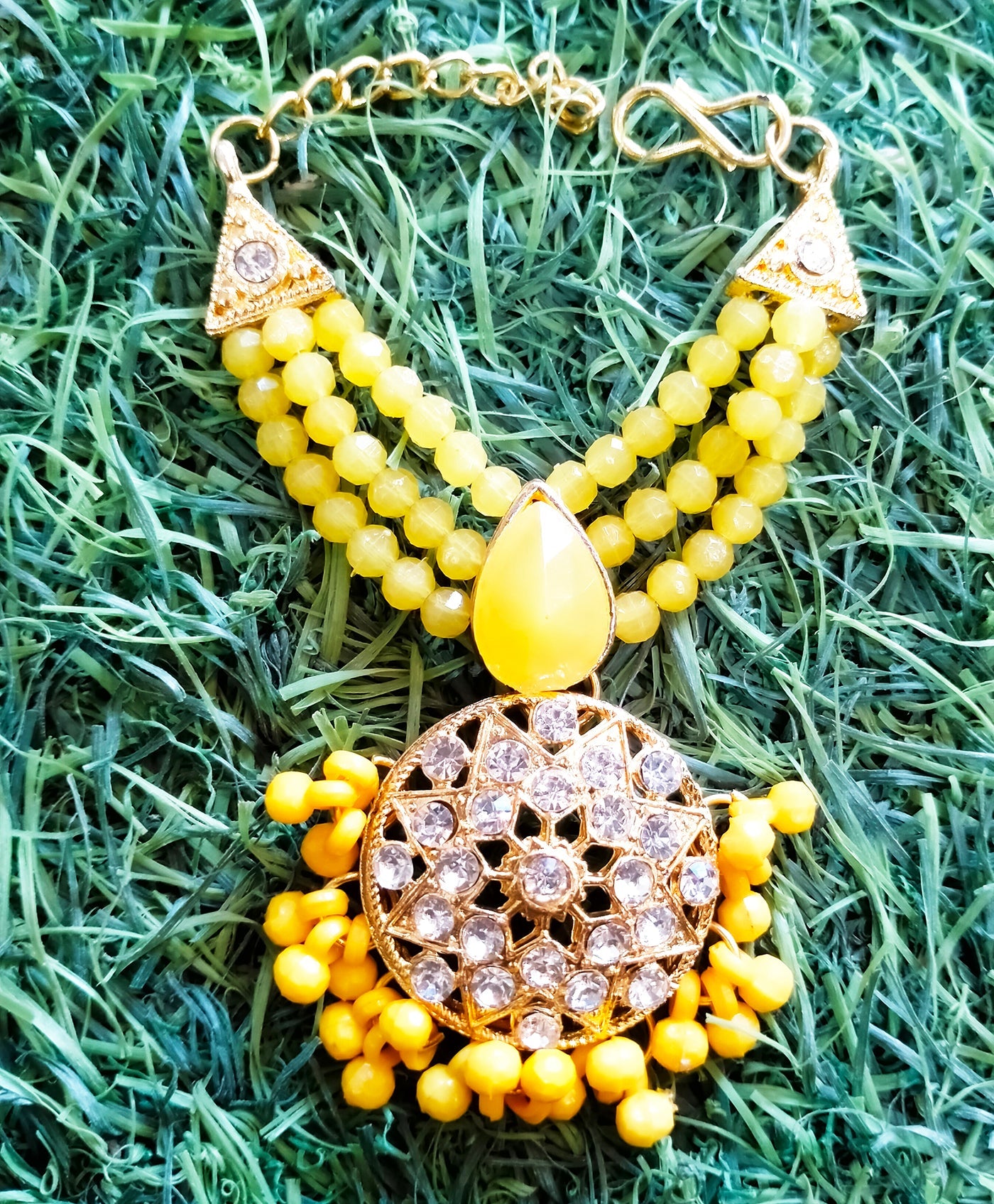 Drop bead with round stone pendent